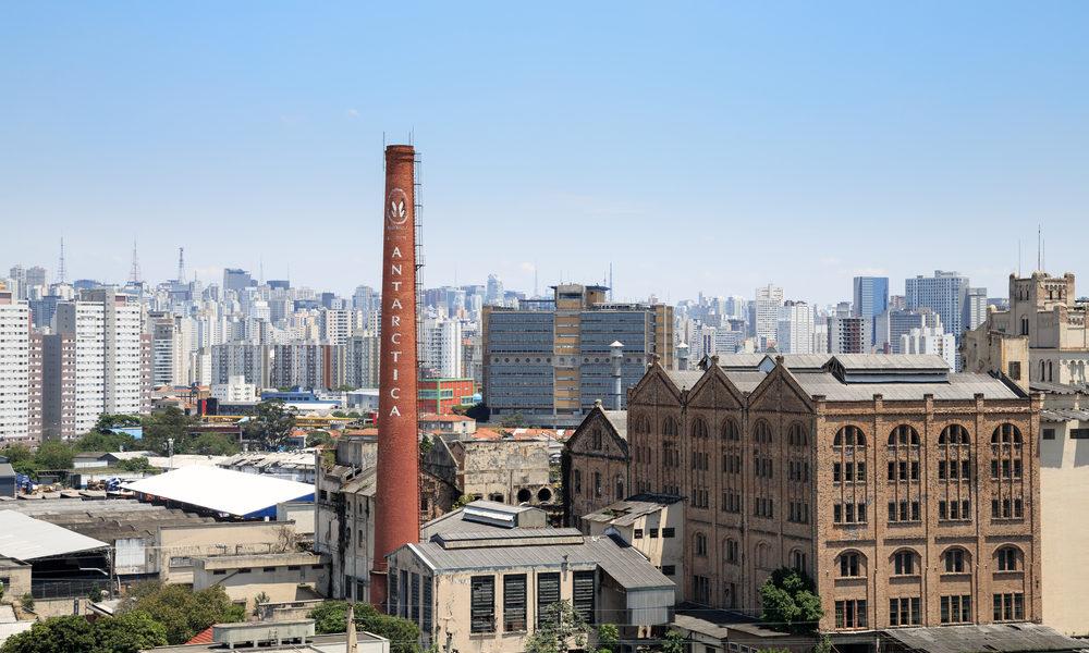 Fábricas antigas no bairro.