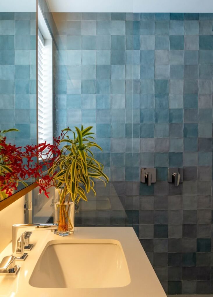Banheiro com azulejo azul-turquesa.
