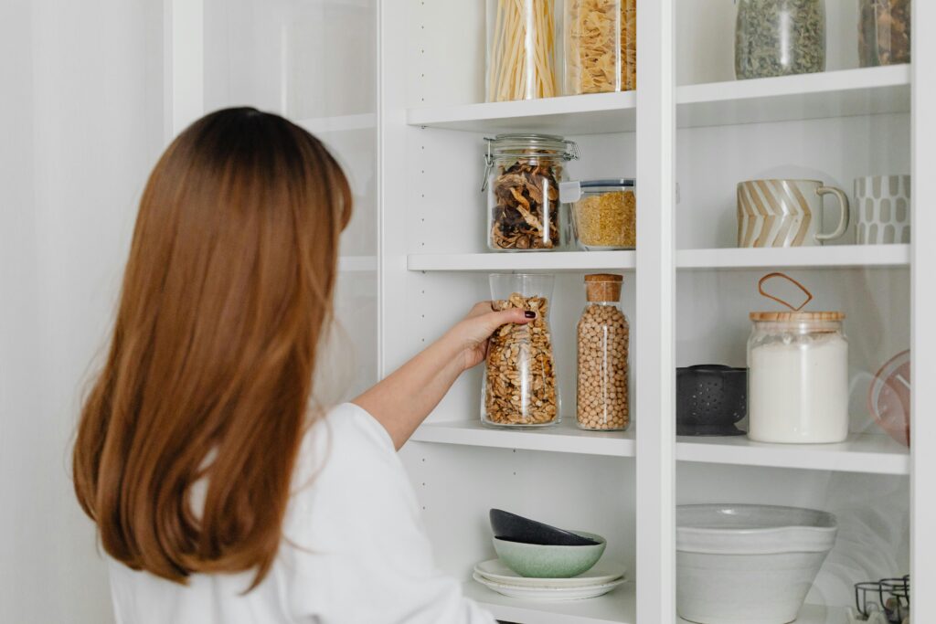 Definir espaços fixos para cada item é um dos jeitos de como organizar a casa.