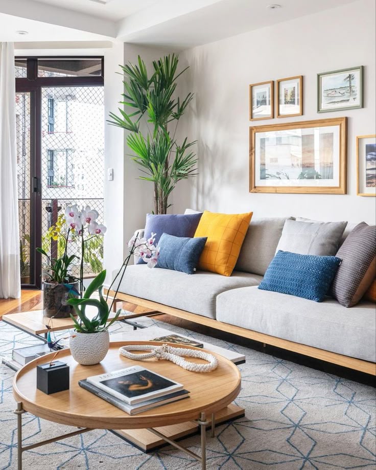 Utilizar uma base neutra com toques vibrantes são uma das combinações de cores para casa mais divertidas.