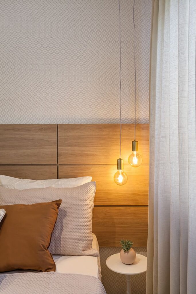 Painel de madeira atrás da cama.