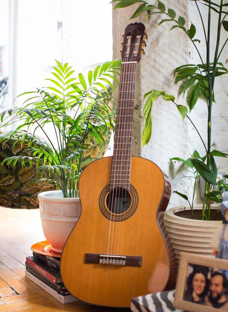 Tocar instrumentos é um dos hobbies para fazer em casa.