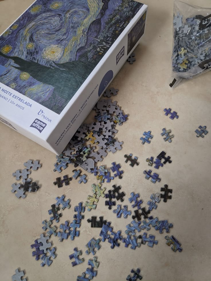Montar quebra-cabeça é uma atividade divertida para se fazer em casa.