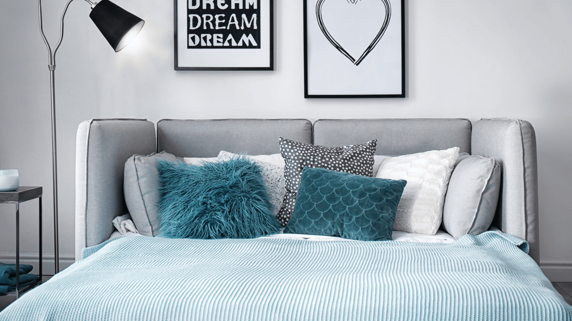 Utilizando sofá-cama na sala.