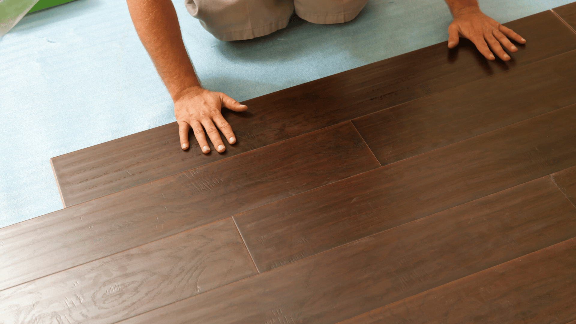 Aplicação piso laminado.