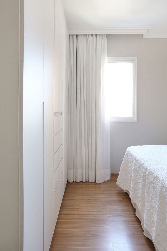 Piso laminado aplicado no quarto de casal.
