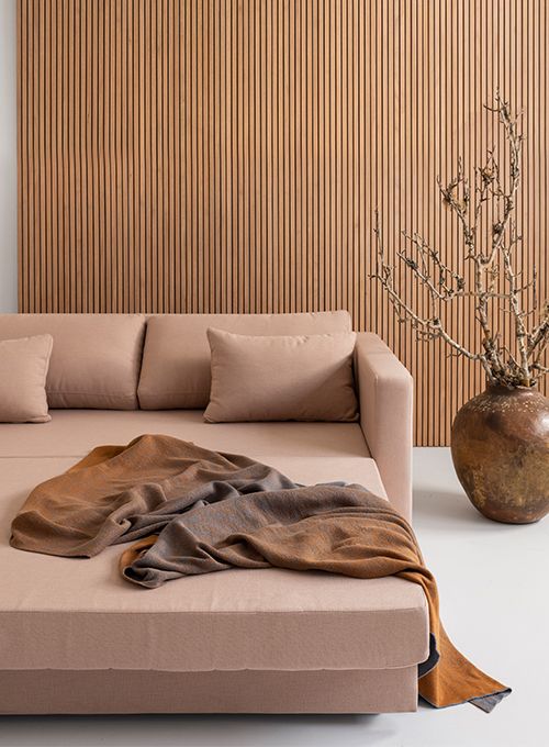 O sofá-cama é uma opção versátil para sala.