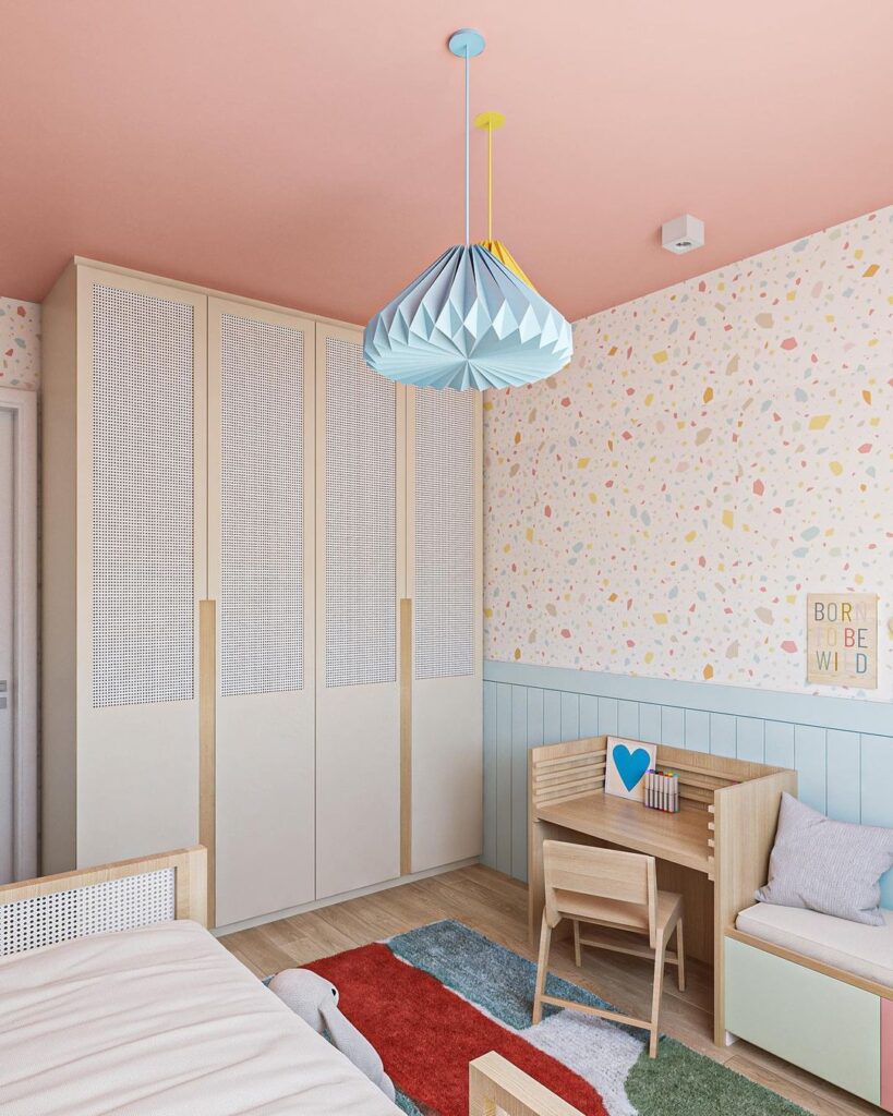 Teto colorido em quarto infantil.