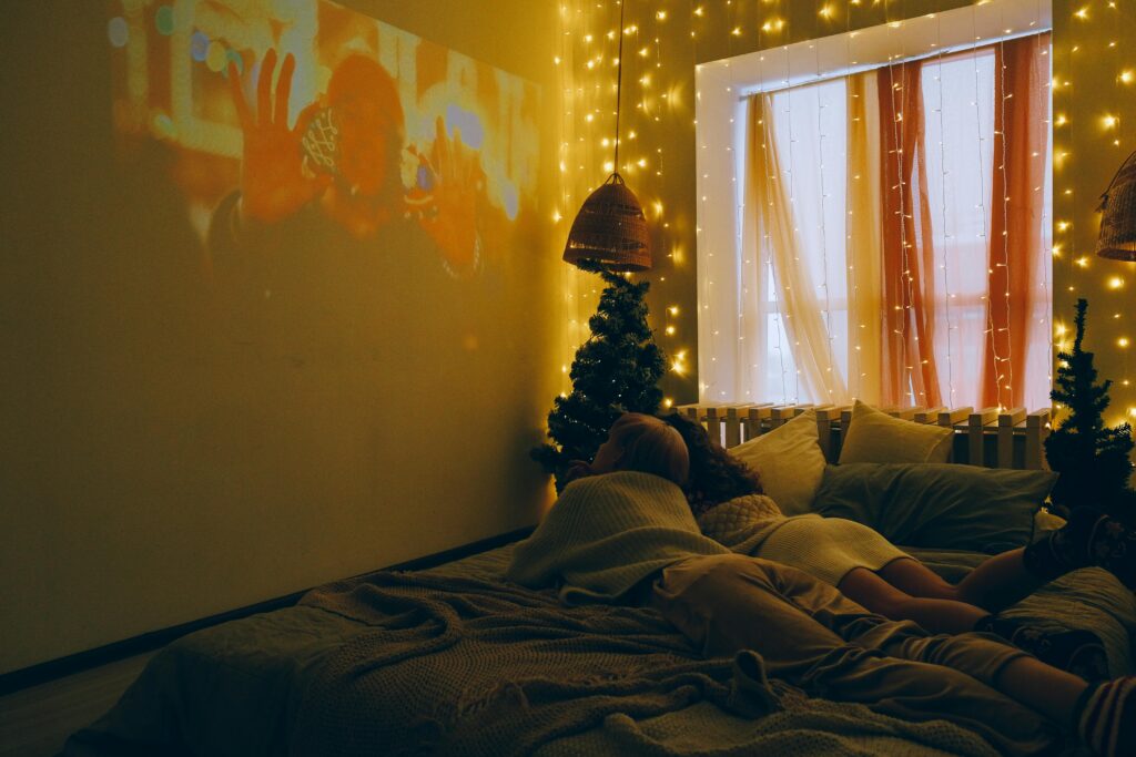Iluminação aconchegante e intimista para ver filmes.