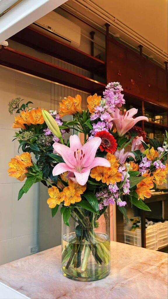 Vaso de vidro com diversas espécies coloridas.