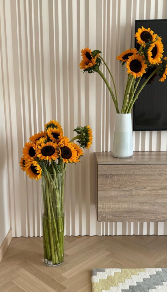 Arranjo de flores com girassóis. 