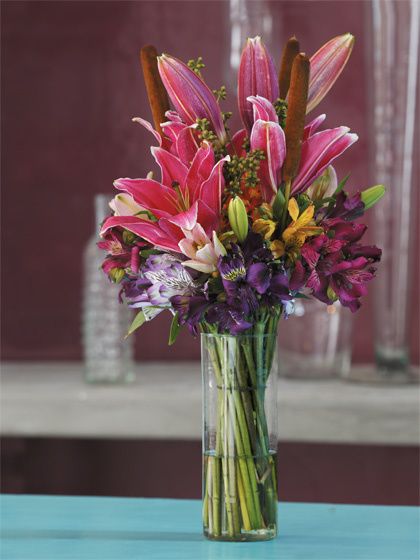 Vaso de vidro com lírios.