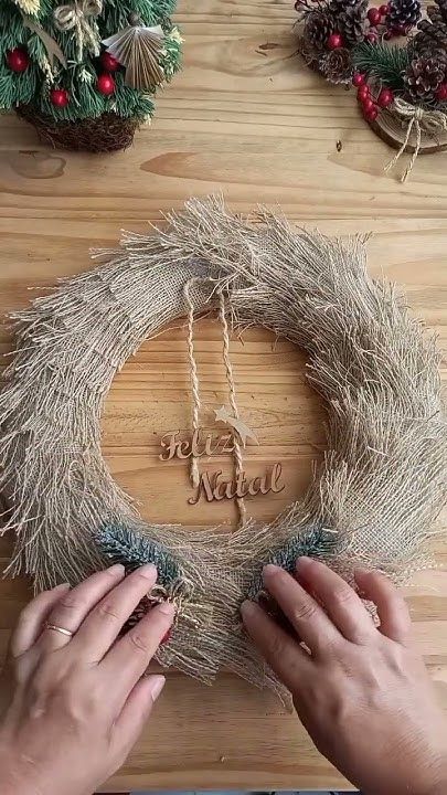 Guirlanda feita a mão com tecidos. 