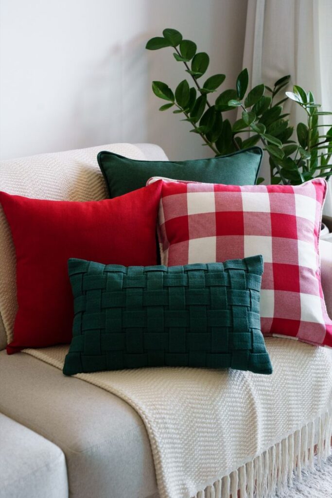 Almofadas com cores temáticas de Natal.