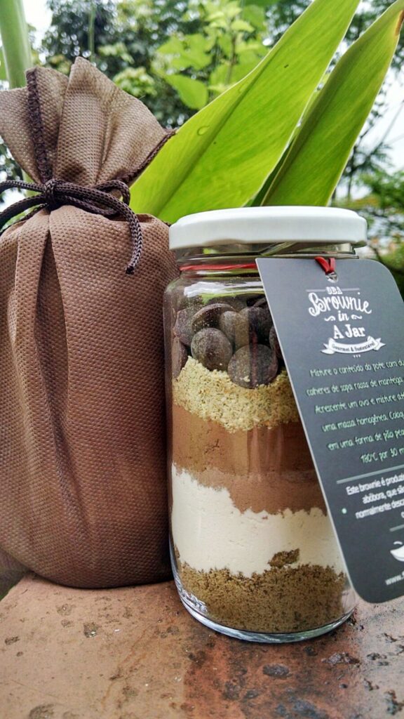 Pote de vidro com receita de brownie.