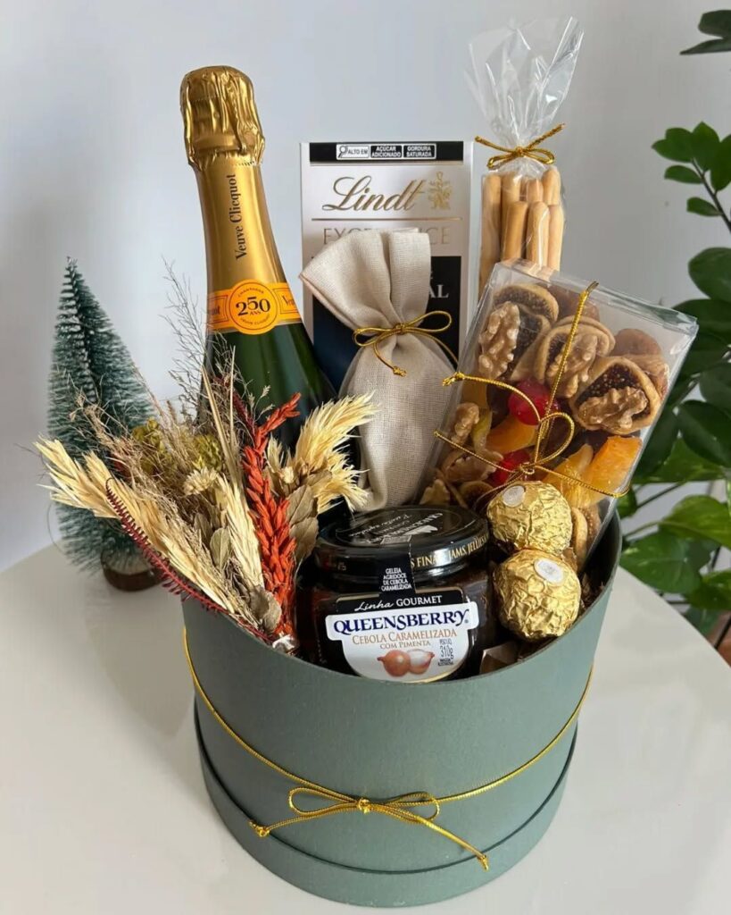 Cesta personalizada com guloseimas.