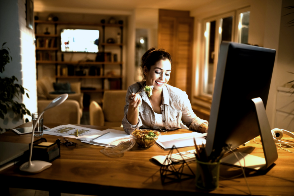 Ter um local próprio para as atividades de home office é uma das primeiras dicas para garantir uma boa produtividade.
