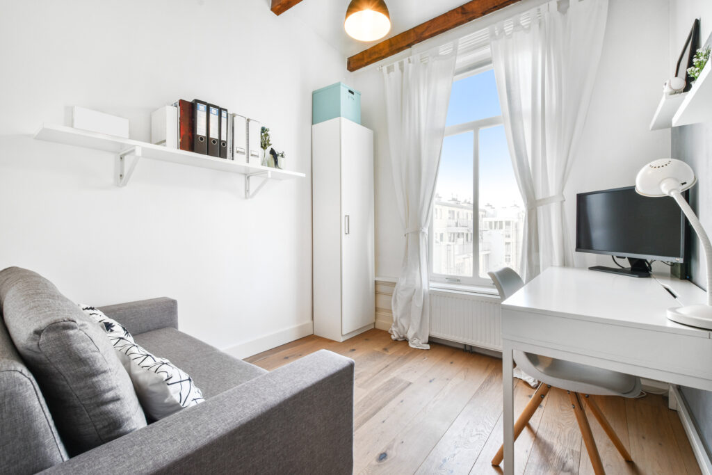 Mesmo em apartamentos compactos, é possível montar um espaço para home office funcional e produtivo.