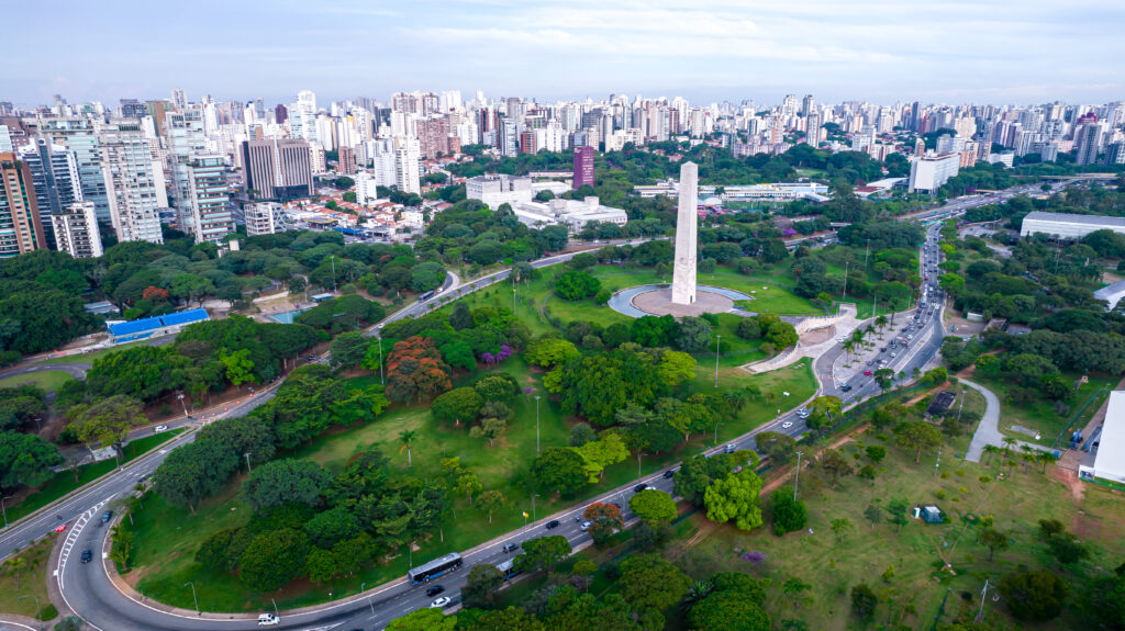O bairro de Moema, na zona sul de São Paulo, é conhecido por suas ruas arborizadas, excelente infraestrutura e proximidade com o Parque Ibirapuera. Fonte: Cyrela.
