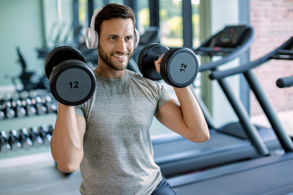 Entre os benefícios da academia no condomínio, estão a facilidade de incluir uma rotina de exercícios na sua vida.