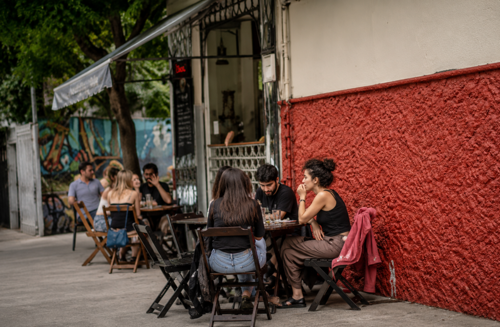 O bairro da Barra Funda é famoso pela vida noturna agitada, mas também pelos bares de dia com apelo artístico e underground.